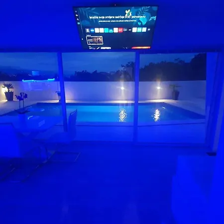 Lux With Pool *