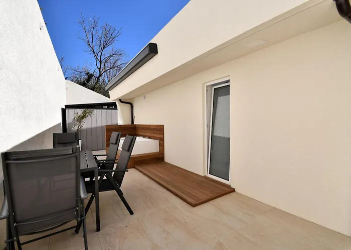 Lux With Pool Apartmán