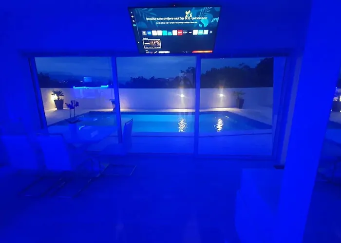 Lux With Pool *